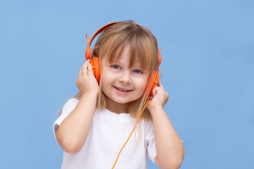 dziewczynka ze słuchawkami na uszach